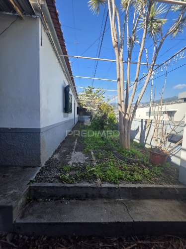Moradia t3 térrea por recuperar.