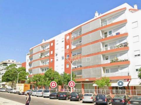 Arrendamento » fantástica loja de 32m2 p./ comercio ou serviços, em zona referenciada e de grande movimentação ( estrada de palmela / urbisado_setúbal )