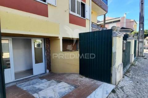 Loja transformada em apartamento t1 vale milhaços