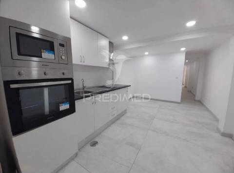Loja transformada em apartamento t1 vale milhaços