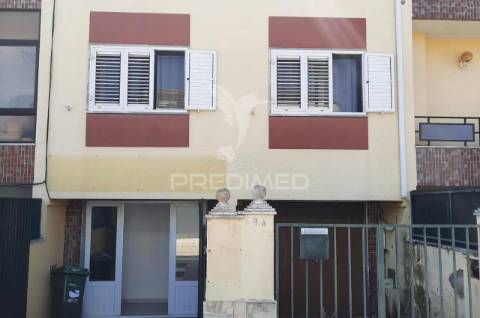 Loja transformada em apartamento t1 vale milhaços