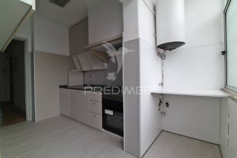 Arrendar apartamento 2 quartos na rua elias garcia, venteira