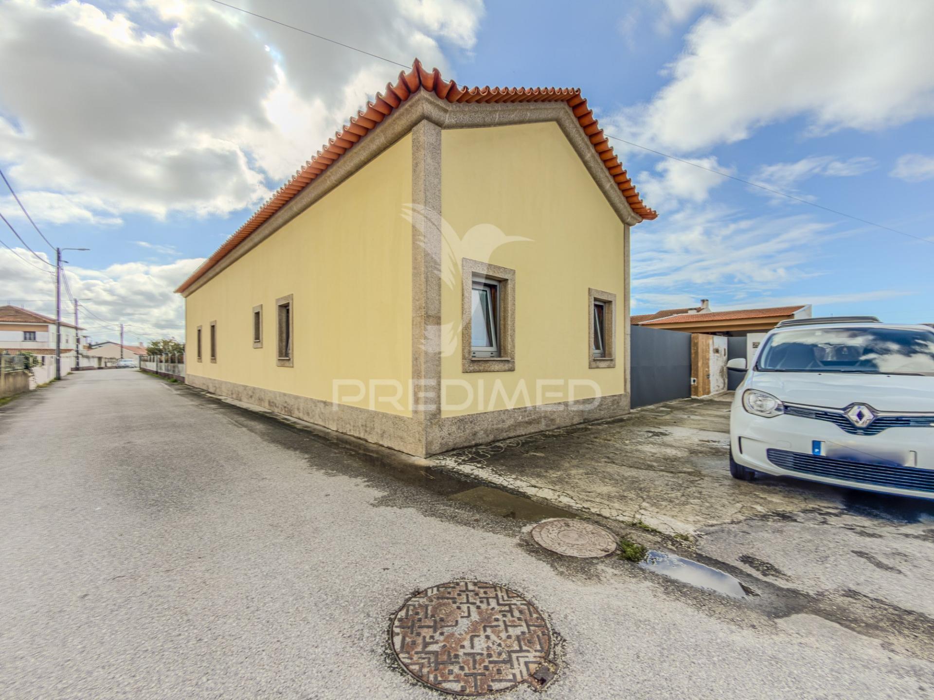 Moradia t3 térrea com jardim e área exterior