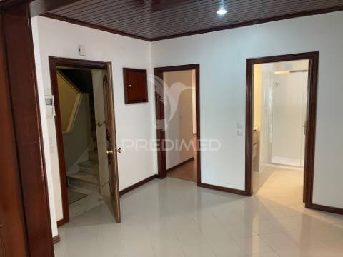 Apartamento t4 em alfragide (quinta grande)