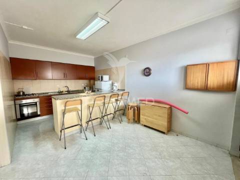 Apartamento t3 com terraço _ a 200 metros da praia da califórnia _ sesimbra