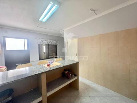 Apartamento t3 com terraço _ a 200 metros da praia da califórnia _ sesimbra