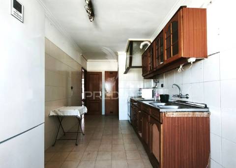 Apartamento t2 com despensa e arrecadação | amadora | mina de água