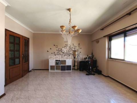 Apartamento t2 com despensa e arrecadação | amadora | mina de água
