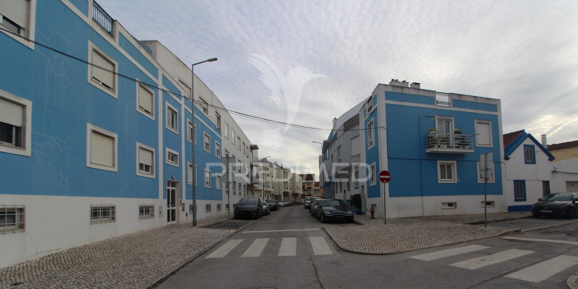 Moradia triplex com dois lugares de garagem