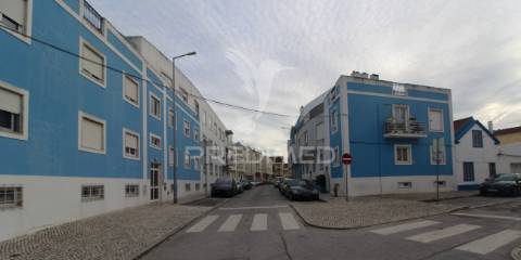 Moradia triplex com dois lugares de garagem