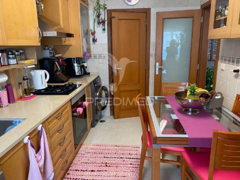 Moradia triplex com dois lugares de garagem