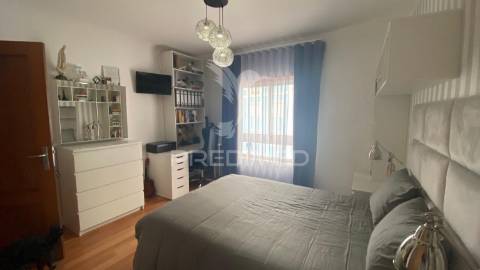 Moradia triplex com dois lugares de garagem