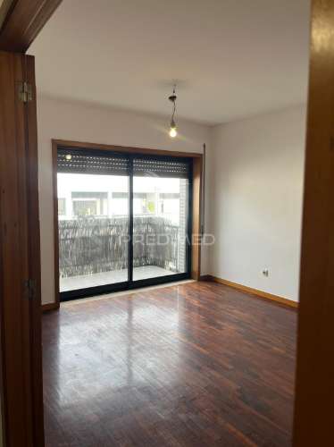 Apartamento t2 em creixomil com garagem