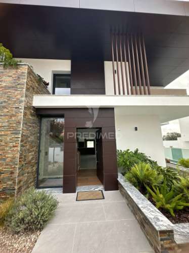 Moradia t3 contemporânea de elevada qualidade, com design distinto e jardim paisagístico