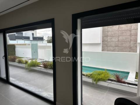 Moradia t3 contemporânea de elevada qualidade, com design distinto e jardim paisagístico