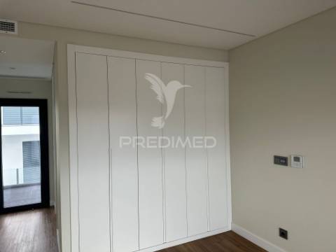 Moradia t3 contemporânea de elevada qualidade, com design distinto e jardim paisagístico