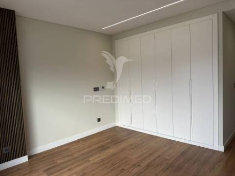 Moradia t3 contemporânea de elevada qualidade, com design distinto e jardim paisagístico