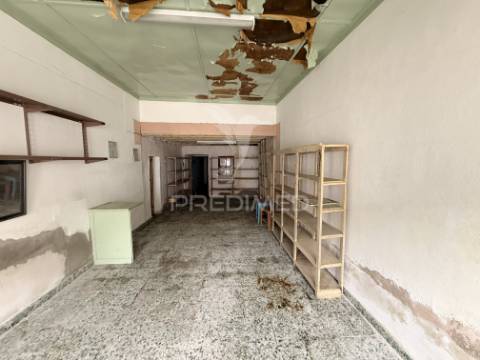 Moradia em banda com logradouro no centro histórico de cuba