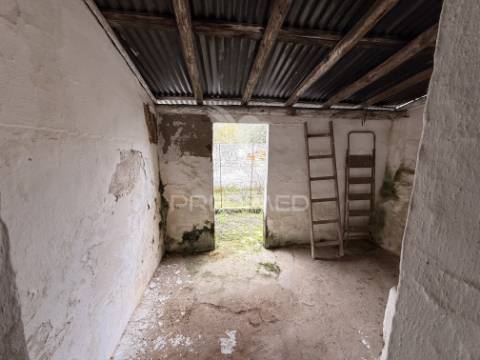 Moradia em banda com logradouro no centro histórico de cuba