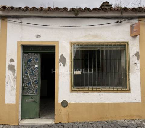 Moradia em banda com logradouro no centro histórico de cuba