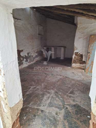 Moradia com 4 divisões + terreno rustico com 2750m2