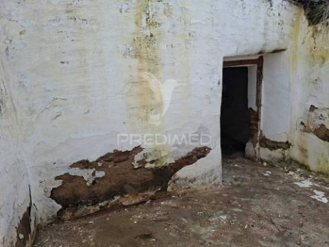 Moradia com 4 divisões + terreno rustico com 2750m2