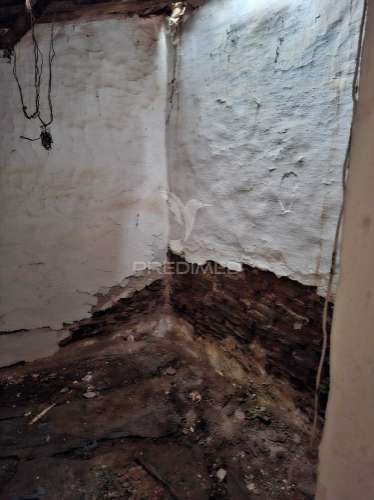 Moradia com 4 divisões + terreno rustico com 2750m2