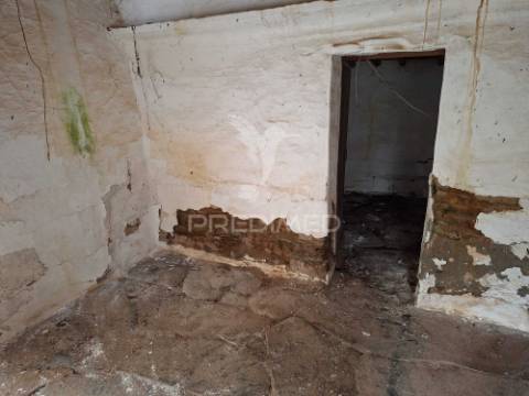 Moradia com 4 divisões + terreno rustico com 2750m2