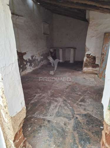 Moradia com 4 divisões + terreno rustico com 2750m2