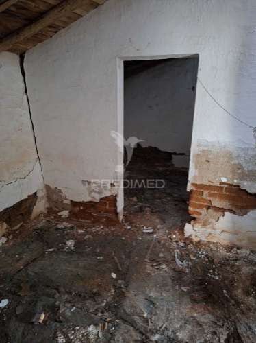 Moradia com 4 divisões + terreno rustico com 2750m2