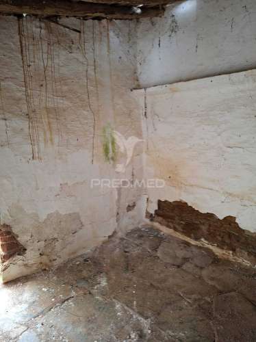 Moradia com 4 divisões + terreno rustico com 2750m2