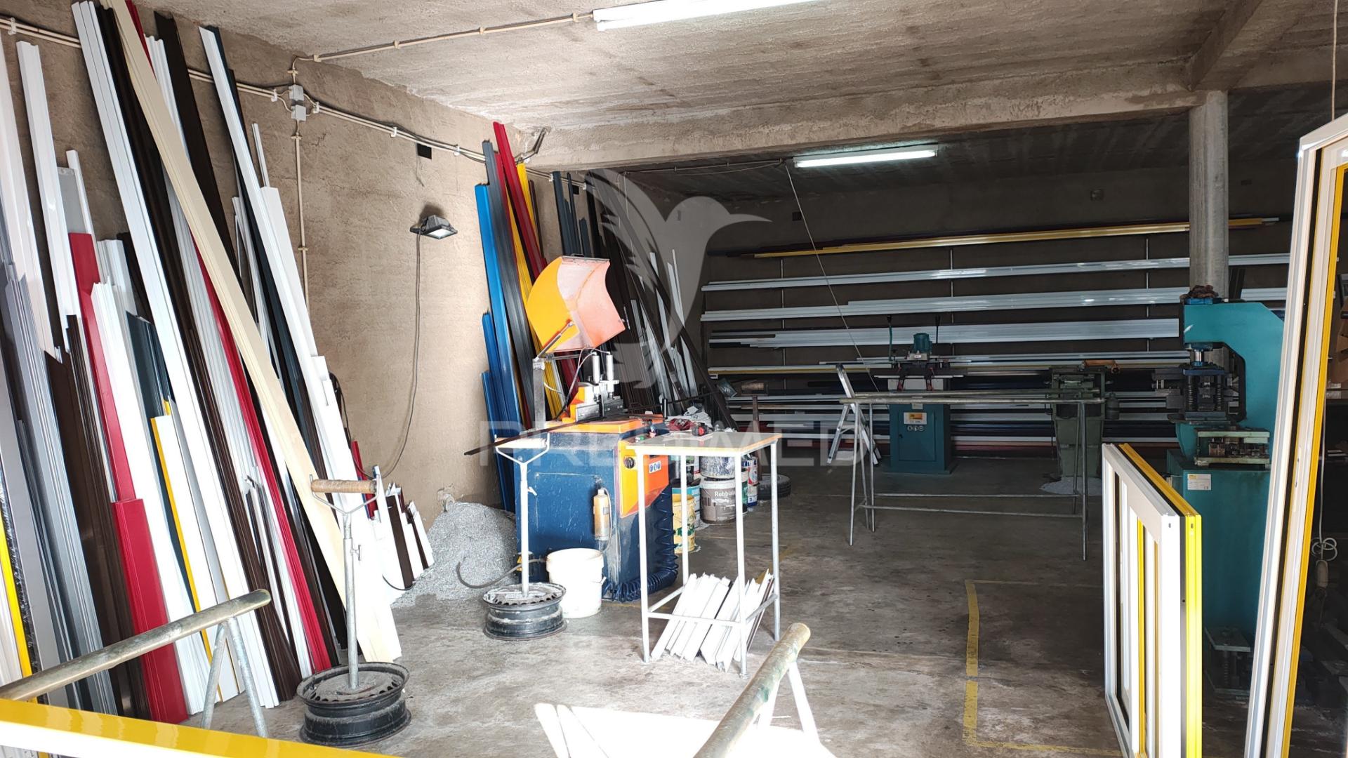 Transpasse de negócio-portas e janelas em alumínio.