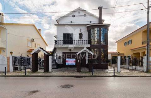 Moradia independente com piscina - quinta do conde - sesimbra - 599.000 eur