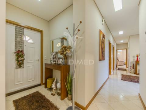 Moradia t3+1 térrea com jardim e área exterior