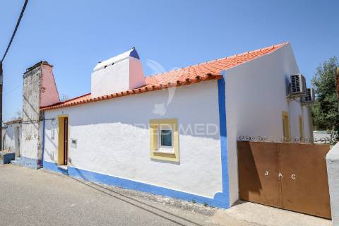 Moradia térrea com quintal e piscina em são pedro da gafanhoeira - arraiolos!