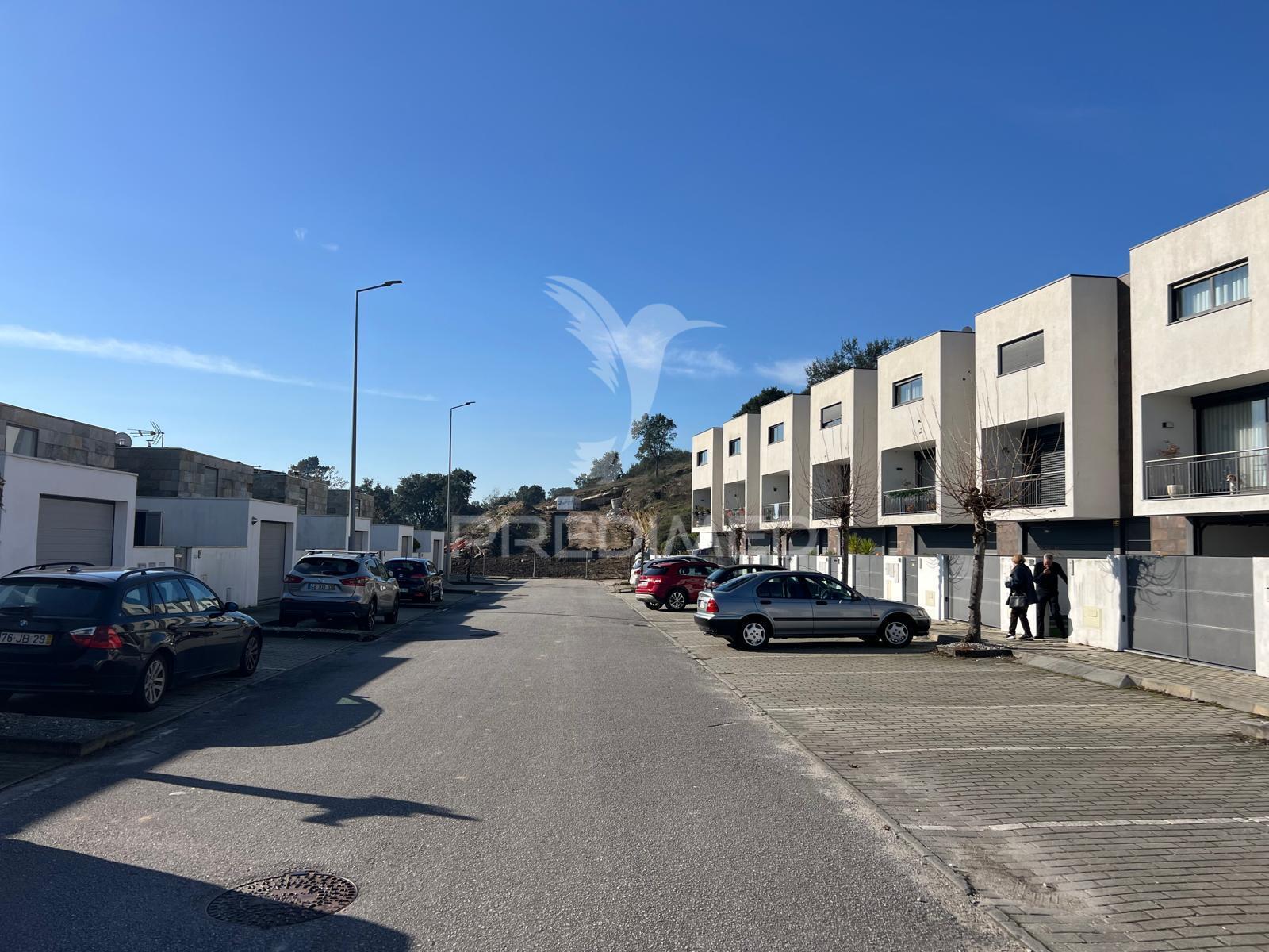 Loteamento com lotes de terreno para moradias individuais e geminadas, moreira de cónegos, guimarães