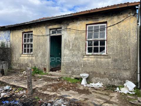 Quatro casas para restauro junto ao centro da cidade, mesão frio guimarães