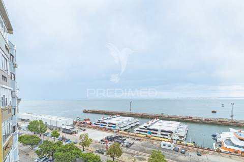 Oportunidade! apartamento remodelado t3 em cacilhas com vista rio tejo