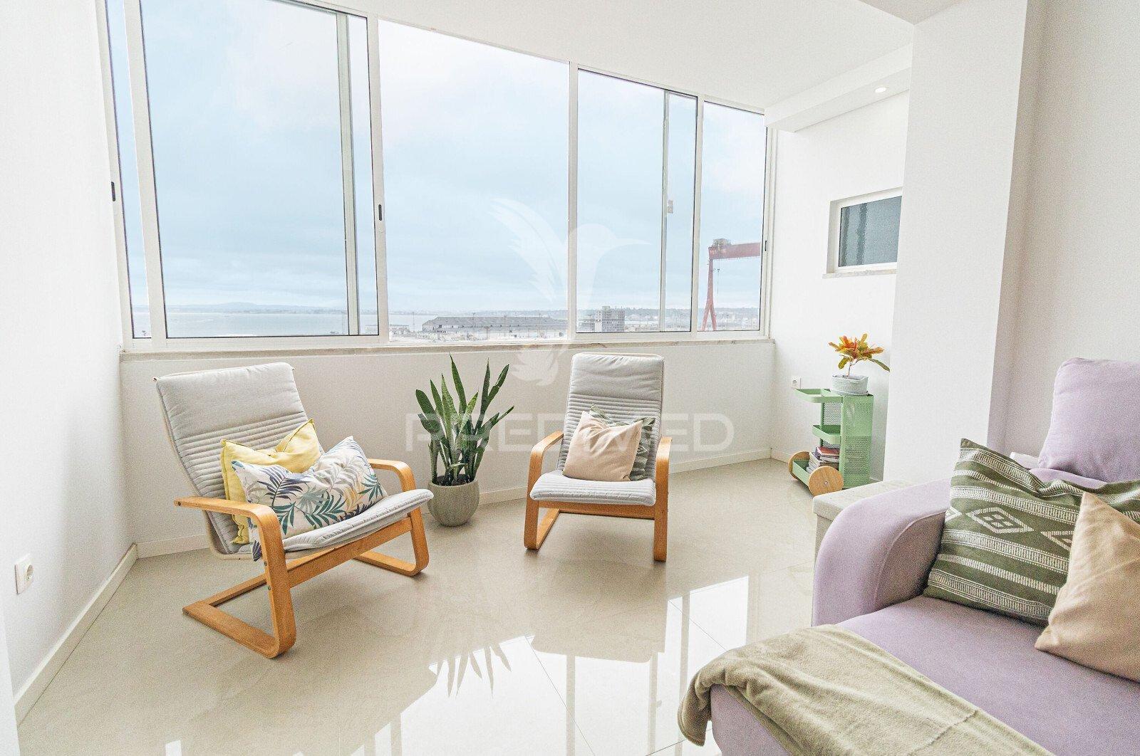 Oportunidade! apartamento remodelado t3 em cacilhas com vista rio tejo