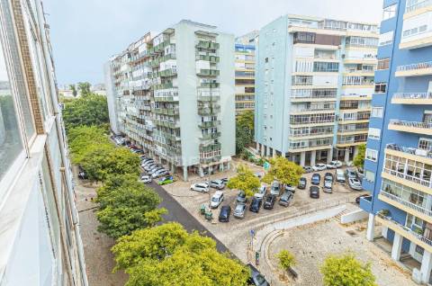 Oportunidade! apartamento remodelado t3 em cacilhas com vista rio tejo