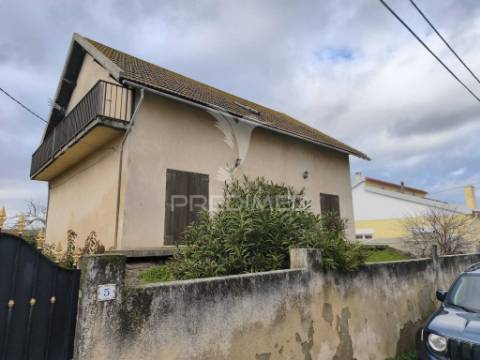 Moradia t5, com garagem e espaço exterior