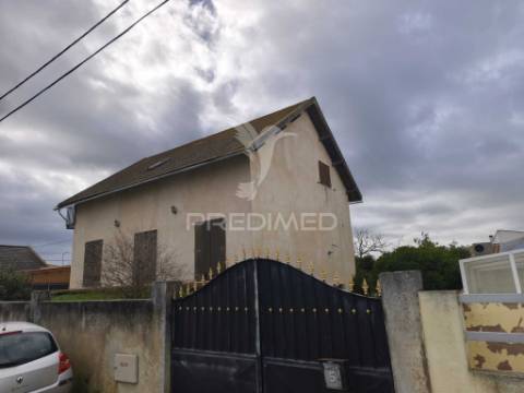 Moradia t5, com garagem e espaço exterior