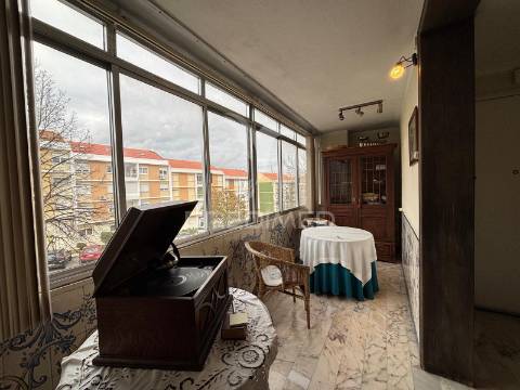 Baixa de preço!! t3 quinta das conchas-1º andar com elevador