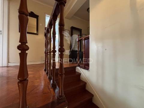 Baixa de preço!! t3 quinta das conchas-1º andar com elevador