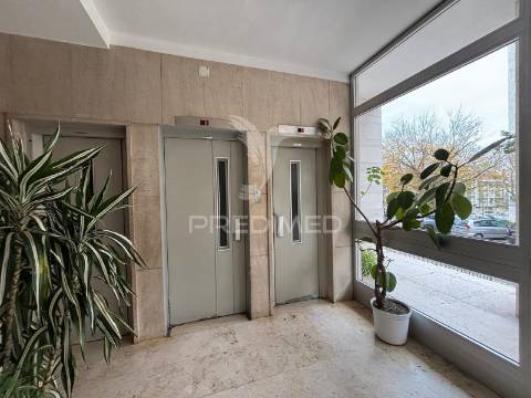 Baixa de preço!! t3 quinta das conchas-1º andar com elevador