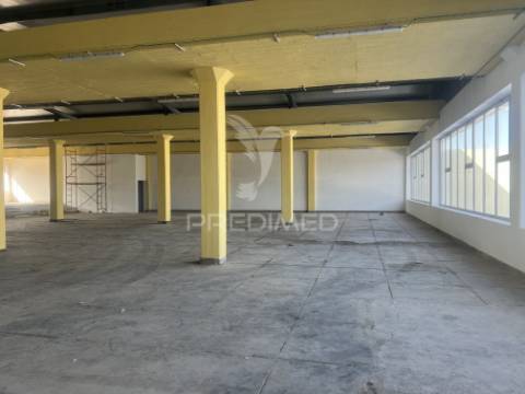 Armazém para venda em prior velho lisboa