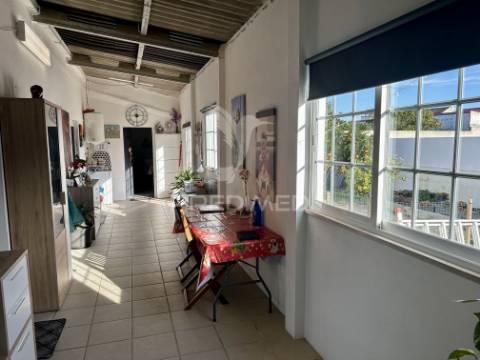 Moradia t2 c/ duas frentes e excelente localização