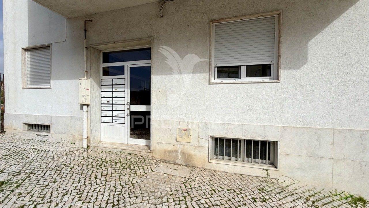 Apartamento t3 transformado em t2+1
