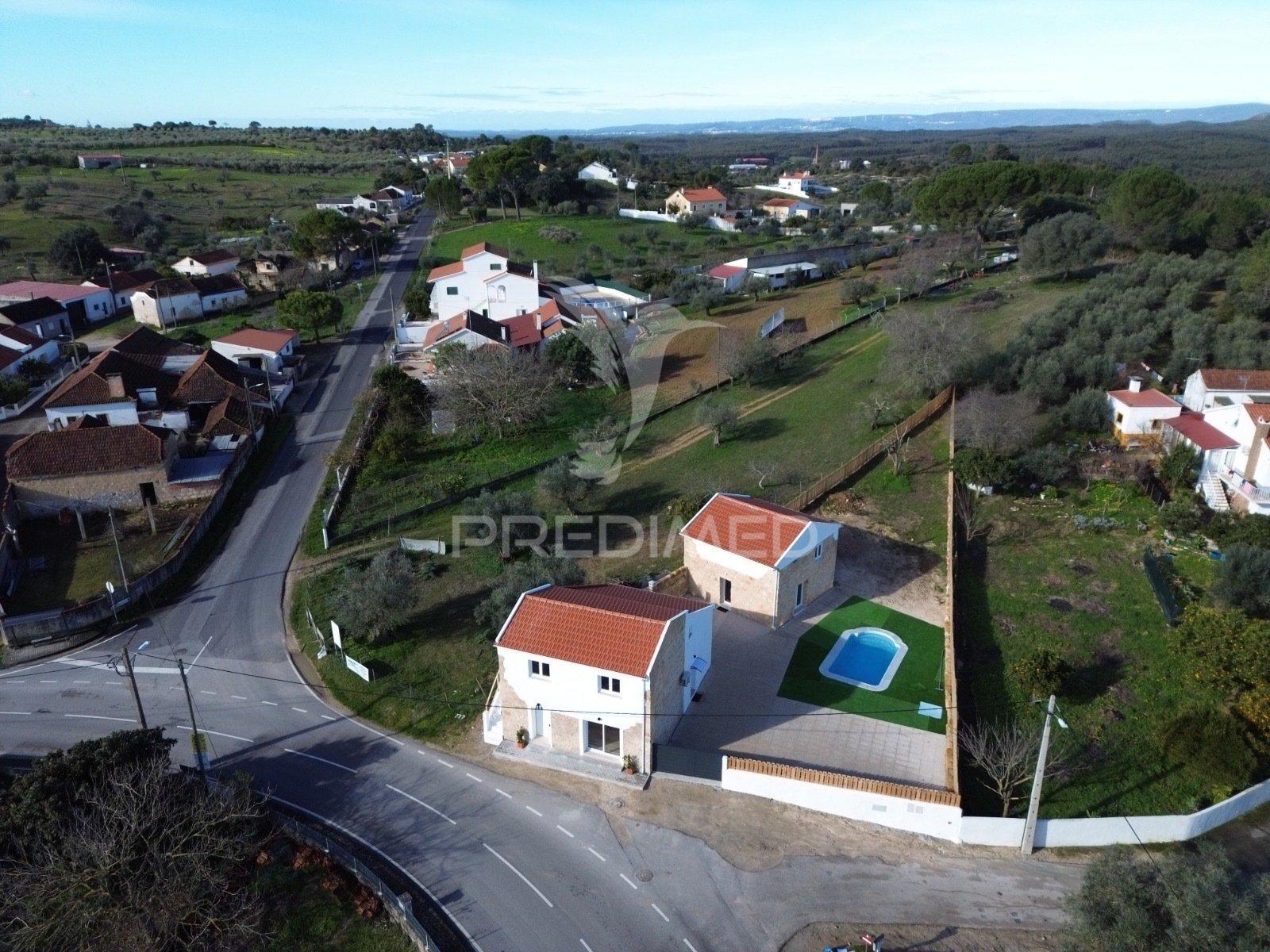 Moradia t3 nova de estilo rústico-contemporâneo com anexo, piscina e espaço exterior