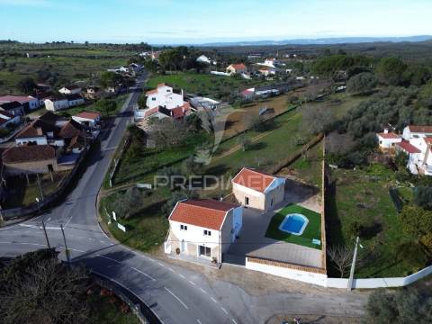 Moradia t3 nova de estilo rústico-contemporâneo com anexo, piscina e espaço exterior